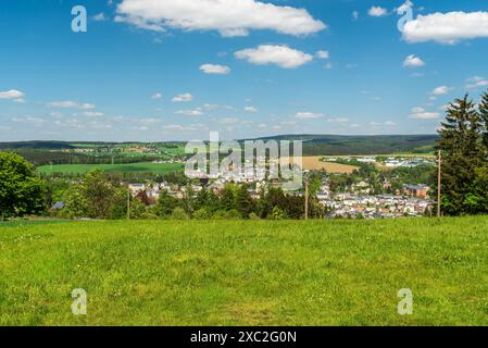 Città di Markneukirchen con un bellissimo paesaggio intorno al prato vicino alla torre di osservazione di Biesmacksaule in Germania durante la splendida giornata primaverile Foto Stock