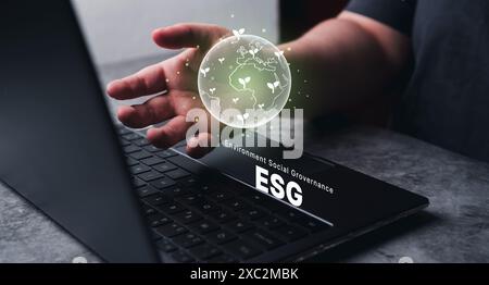 Laptop sulla scrivania con il concetto ESG Icon Green Earth per Environment Society e Governance Sustainable of the World. Ambiente ecologico per gli affari. Foto Stock