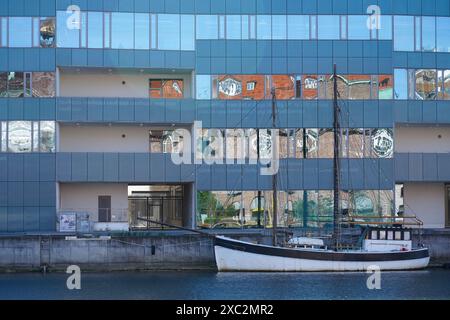 Edificio Orkanen dell'Università di Malmö, Svezia, sul lungomare nella zona del porto. Ospita la biblioteca e il centro di formazione degli insegnanti. Foto Stock