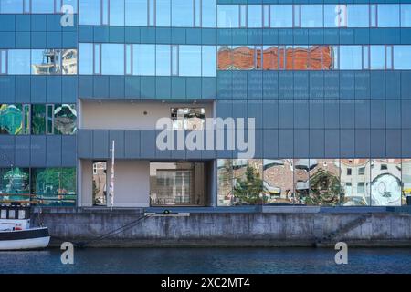 Edificio Orkanen dell'Università di Malmö, Svezia, sul lungomare nella zona del porto. Ospita la biblioteca e il centro di formazione degli insegnanti. Foto Stock