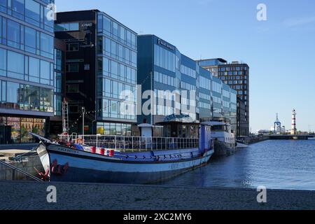 Edificio Orkanen dell'Università di Malmö, Svezia, sul lungomare nella zona del porto. Ospita la biblioteca e il centro di formazione degli insegnanti. Foto Stock