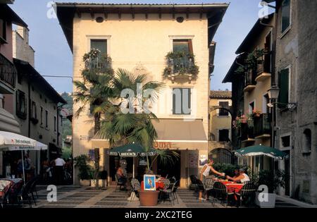 Plaza de Umberto, Torri del Benaco, sulla sponda orientale del Lago di Garda, Veneto, Lombardia, Italia Foto Stock