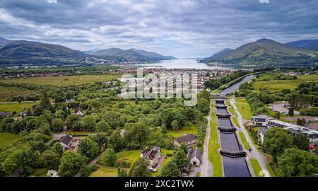 La scala della scala di Nettuno è chiusa e comprende otto chiuse sul canale Caledoniano che si affacciano oltre 5 delle chiuse al ponte girevole bianco e al lago Linn Foto Stock