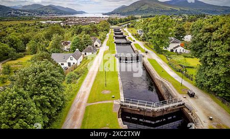 La scala della scala di Nettuno è chiusa e comprende otto chiuse sul canale di Caledonia che guardano oltre 7 delle chiuse di Loch Linnhe Foto Stock