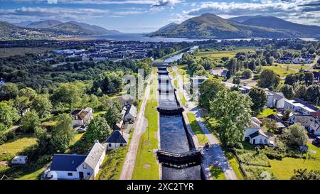 La scala della scala di Nettuno è chiusa e comprende otto chiuse sul canale di Caledonia che guardano verso il basso verso Loch Linnhe Foto Stock