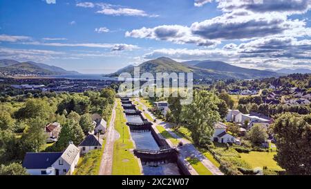 La scala della scala di Nettuno è chiusa e comprende otto chiuse sul canale di Caledonia che guardano verso le montagne e il Loch Linnhe Foto Stock