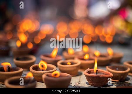 Le lampade di terra sono viste illuminate come i devoti del Kashmiri Pandit (indù) pregano durante l'annuale festival indù Mata Kheer Bhawani Mela al tempio Kheer Bhawani nell'area di Tullamulla nel distretto di Ganderbal, a circa 30 chilometri a nord-est di Srinagar. In mezzo alla stretta sicurezza, migliaia di indù kashmiri, molti dei quali sono stati sfollati 25 anni fa, hanno partecipato al festival per rendere omaggio alla dea indù Mata Kheer Bhawani nel suo anniversario di nascita. Circa 200.000 Panditi Kashmir fuggirono dalla regione contesa dell'Himalaya nei primi anni '1990, all'inizio di un'insurrezione contro il dominio indiano, principalmente verso gli indù- Foto Stock