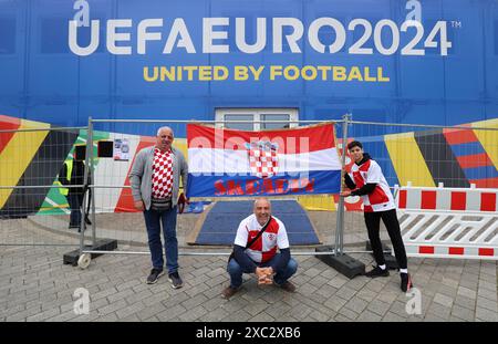 Berlino, Germania. 14 giugno 2024. Vicino alla fan zone vicino alla porta di Brandeburgo, i tifosi croati iniziarono a riunirsi a Berlino, in Germania, il 14 giugno 2024. Foto: Sanjin Strukic/PIXSELL credito: Pixsell/Alamy Live News Foto Stock