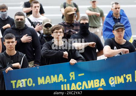 KIEV, UCRAINA - 14 GIUGNO 2024 - i manifestanti tengono un'azione di protesta al di fuori dell'amministrazione statale della città di Kiev contro la comunità LGBT per chiedere la cancellazione della marcia per l'uguaglianza di KyivPride, che si terrà nella capitale Ucraina domenica 16 giugno. Foto Stock