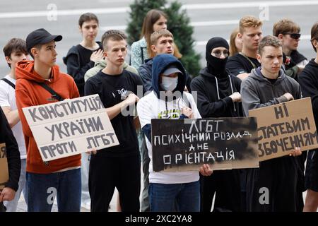 KIEV, UCRAINA - 14 GIUGNO 2024 - i manifestanti tengono un'azione di protesta al di fuori dell'amministrazione statale della città di Kiev contro la comunità LGBT per chiedere la cancellazione della marcia per l'uguaglianza di KyivPride, che si terrà nella capitale Ucraina domenica 16 giugno. Foto Stock