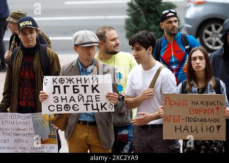 KIEV, UCRAINA - 14 GIUGNO 2024 - i manifestanti tengono un'azione di protesta al di fuori dell'amministrazione statale della città di Kiev contro la comunità LGBT per chiedere la cancellazione della marcia per l'uguaglianza di KyivPride, che si terrà nella capitale Ucraina domenica 16 giugno. Foto Stock