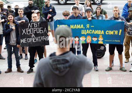 KIEV, UCRAINA - 14 GIUGNO 2024 - i manifestanti tengono un'azione di protesta al di fuori dell'amministrazione statale della città di Kiev contro la comunità LGBT per chiedere la cancellazione della marcia per l'uguaglianza di KyivPride, che si terrà nella capitale Ucraina domenica 16 giugno. Foto Stock