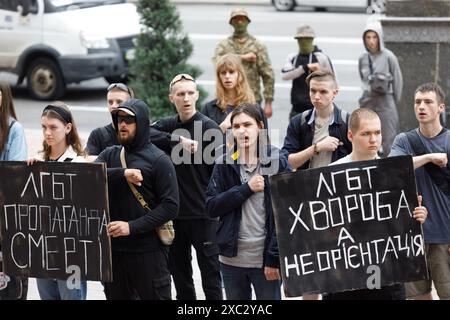 KIEV, UCRAINA - 14 GIUGNO 2024 - i manifestanti tengono un'azione di protesta al di fuori dell'amministrazione statale della città di Kiev contro la comunità LGBT per chiedere la cancellazione della marcia per l'uguaglianza di KyivPride, che si terrà nella capitale Ucraina domenica 16 giugno. Foto Stock