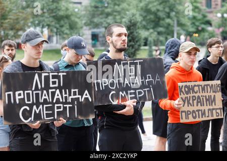 KIEV, UCRAINA - 14 GIUGNO 2024 - i manifestanti tengono un'azione di protesta al di fuori dell'amministrazione statale della città di Kiev contro la comunità LGBT per chiedere la cancellazione della marcia per l'uguaglianza di KyivPride, che si terrà nella capitale Ucraina domenica 16 giugno. Foto Stock