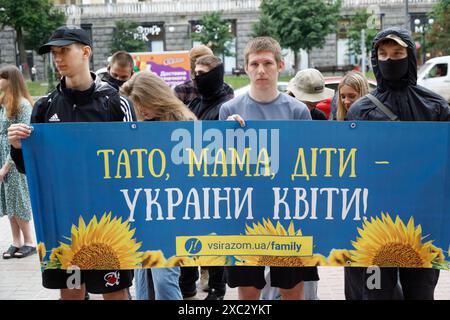 KIEV, UCRAINA - 14 GIUGNO 2024 - i manifestanti tengono un'azione di protesta al di fuori dell'amministrazione statale della città di Kiev contro la comunità LGBT per chiedere la cancellazione della marcia per l'uguaglianza di KyivPride, che si terrà nella capitale Ucraina domenica 16 giugno. Foto Stock