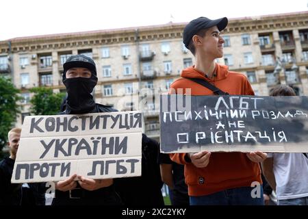 KIEV, UCRAINA - 14 GIUGNO 2024 - i manifestanti tengono un'azione di protesta al di fuori dell'amministrazione statale della città di Kiev contro la comunità LGBT per chiedere la cancellazione della marcia per l'uguaglianza di KyivPride, che si terrà nella capitale Ucraina domenica 16 giugno. Foto Stock