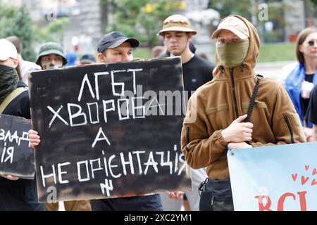 KIEV, UCRAINA - 14 GIUGNO 2024 - i manifestanti tengono un'azione di protesta al di fuori dell'amministrazione statale della città di Kiev contro la comunità LGBT per chiedere la cancellazione della marcia per l'uguaglianza di KyivPride, che si terrà nella capitale Ucraina domenica 16 giugno. Foto Stock