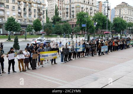 KIEV, UCRAINA - 14 GIUGNO 2024 - i manifestanti tengono un'azione di protesta al di fuori dell'amministrazione statale della città di Kiev contro la comunità LGBT per chiedere la cancellazione della marcia per l'uguaglianza di KyivPride, che si terrà nella capitale Ucraina domenica 16 giugno. Foto Stock