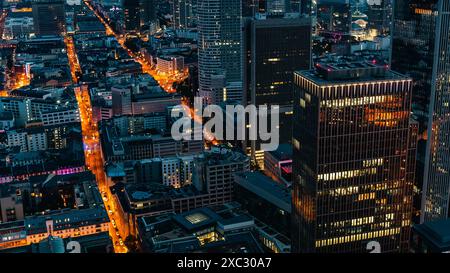 Vista dall'alto della principale Francoforte, Germania di notte con strade illuminate e grattacieli. Foto Stock