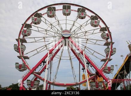 Columbus, Ohio, USA - 5 agosto 2023: Una ruota panoramica alla fiera statale dell'Ohio nell'estate del 2023. Foto Stock