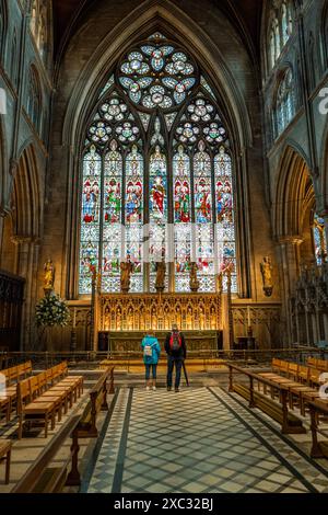 Cattedrale di Ripon e alcune delle sue splendide vetrate colorate nell'area del coro della chiesa. North Yorkshire, Inghilterra, Regno Unito. Foto Stock