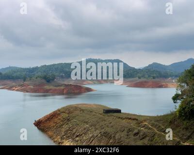 La diga di Kulamavu, situata nel distretto di Idukki nel Kerala, è costruita sul Kilivillithode, un affluente del fiume Periyar. Foto Stock