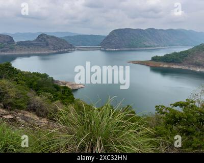 Una vista pittoresca della diga di Idukki costruita sul fiume Periyar, il quartiere di Idukki, Kerala. Foto Stock