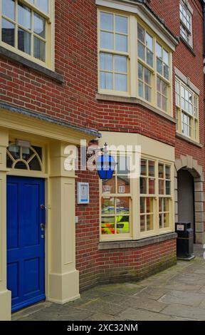 Stazione di polizia di Thirsk con la luce blu fuori dall'ingresso. North Yorkshire, Inghilterra, Devon. Foto Stock