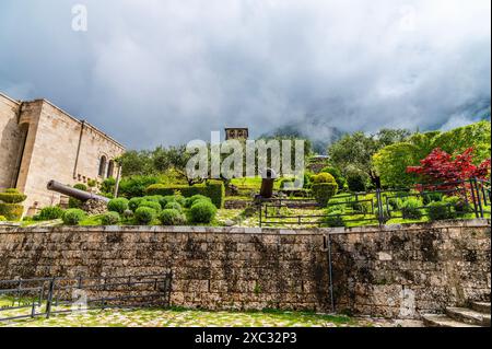 Una vista dai livelli inferiori del castello di Kruja, in Albania, in estate Foto Stock