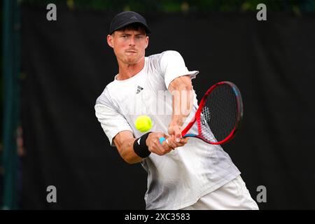 Billy Harris in azione contro Joao Fonseca (non nella foto) il quinto giorno del Rothesay Open al Lexus Nottingham Tennis Centre di Nottingham. Data foto: Venerdì 14 giugno 2024. Foto Stock