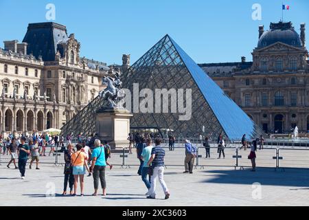 Parigi, Francia - 7 settembre 2016: Turisti che girano intorno alla Piramide e al Palazzo del Louvre. Foto Stock