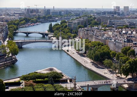 Parigi, Francia - 17 luglio 2017: Veduta della Senna con il Pont de l'Archevêché, il Pont de la Tournelle, il Pont de Sully, il Pont d'Austerlit Foto Stock