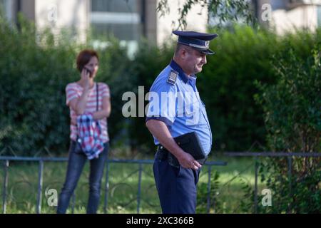 Bucarest, Romania - 24 giugno 2018: Poliziotto che sorvegliava la folla a Piața de Victoriei. Foto Stock