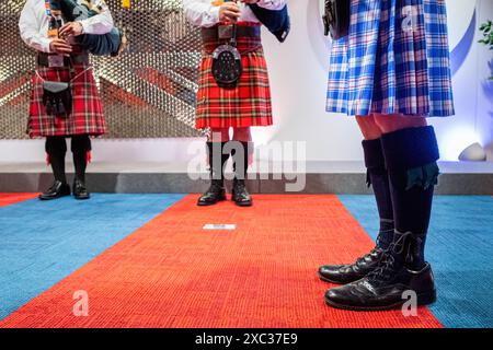 Chris Lee (a destra), indossa il tartan Passion of Hong Kong, progettato da Bonny Yuen, al lancio del St. Andrew's Society Piping and Drumming Fund. Sede di centinaia di pifferini e tamburi, Hong Kong ha una lunga storia di musica scozzese, collegata alle forze armate e ad eventi commemorativi. Il fondo è destinato a sostenere la crescente comunità di appassionati di musica scozzese di HK, tra cui una squadra locale guidata da Chris Lee che quest'estate si recherà a Glasgow per rappresentare HK per la prima volta ai Campionati del mondo Pipe Band. (Foto di Ben Marans/SOPA Images/Sipa USA) Foto Stock