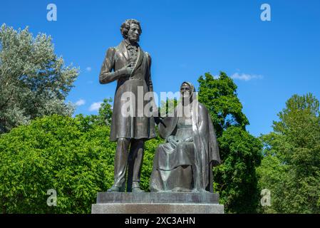 PSKOV, RUSSIA - 11 GIUGNO 2024: Primo piano del monumento "Pushkin e la Nanny". Pskov, Russia Foto Stock