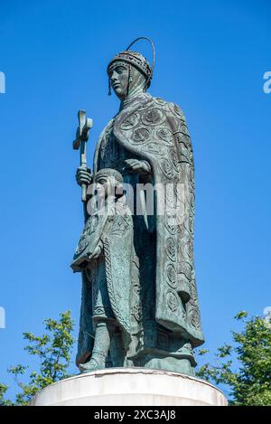 PSKOV, RUSSIA - 11 GIUGNO 2024: Monumento alla granduchessa Olga primo piano. Pskov, Russia Foto Stock