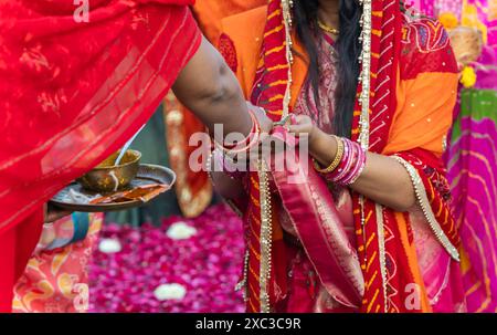 devoto indiano che fa rituali sacri al festival chhath al mattino Foto Stock