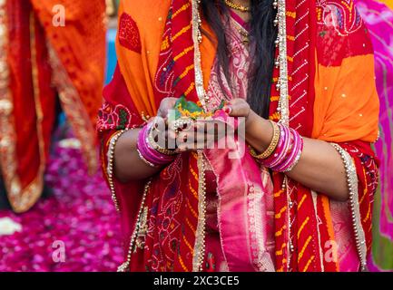 devoto indiano che fa rituali sacri al festival chhath al mattino Foto Stock