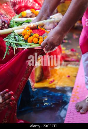 devoto indiano che fa rituali sacri al festival chhath al mattino Foto Stock