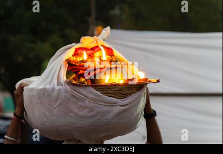 offerte sacre di lampada a olio di argilla in fiamme per dio del sole indù alla festa di chhath Foto Stock