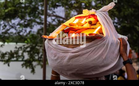 offerte sacre di lampada a olio di argilla in fiamme per dio del sole indù alla festa di chhath Foto Stock