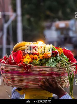 offerte sacre di lampada a olio di argilla in fiamme per dio del sole indù alla festa di chhath Foto Stock