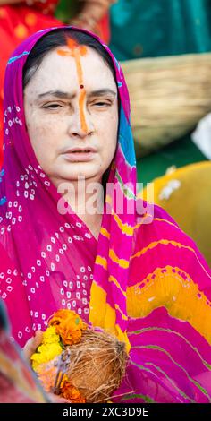 devoto indiano che fa rituali sacri al festival chhath al mattino Foto Stock