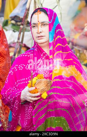 devoto indiano che fa rituali sacri al festival chhath al mattino Foto Stock