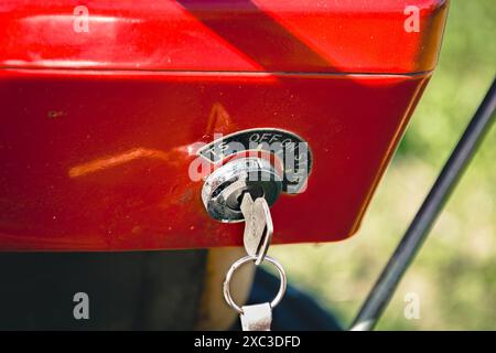 Blocco di accensione di un trattore Yanmar YM 1500 con chiavi inserite Foto Stock