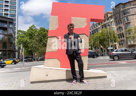 Barcellona ha una nuova scultura, situata all'estremità superiore del lussuoso Passeig de Gracia. L'opera dell'autore catalano Lle-, che risiede a New York, commemora il 200° anniversario della creazione del lungomare con una figura di cemento di 3 metri chiamata Pink Barcino. Barcelona tiene una nueva escultura, situada en la parte alta del lujoso Passeig de Grˆcia. La obra del autor catal‡n residente en Nueva York, LLU's Lle-, conmemora los 200 a-os de la creaci-n del paseo con una figura de cemento de 3 metros llamada Pink Barcino. Nella foto: Lluis Lleo News Politics - Barcellona, Spagna frid Foto Stock