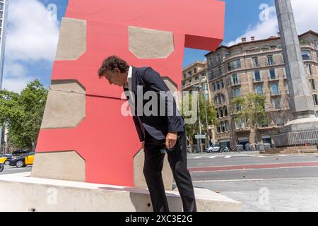 Barcellona ha una nuova scultura, situata all'estremità superiore del lussuoso Passeig de Gracia. L'opera dell'autore catalano Lle-, che risiede a New York, commemora il 200° anniversario della creazione del lungomare con una figura di cemento di 3 metri chiamata Pink Barcino. Barcelona tiene una nueva escultura, situada en la parte alta del lujoso Passeig de Grˆcia. La obra del autor catal‡n residente en Nueva York, LLU's Lle-, conmemora los 200 a-os de la creaci-n del paseo con una figura de cemento de 3 metros llamada Pink Barcino. Nella foto: Lluis Lleo News Politics - Barcellona, Spagna gio Foto Stock