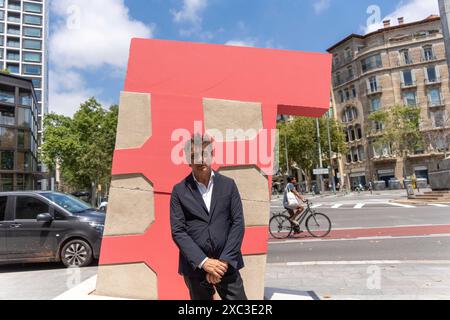 Barcellona ha una nuova scultura, situata all'estremità superiore del lussuoso Passeig de Gracia. L'opera dell'autore catalano Lle-, che risiede a New York, commemora il 200° anniversario della creazione del lungomare con una figura di cemento di 3 metri chiamata Pink Barcino. Barcelona tiene una nueva escultura, situada en la parte alta del lujoso Passeig de Grˆcia. La obra del autor catal‡n residente en Nueva York, LLU's Lle-, conmemora los 200 a-os de la creaci-n del paseo con una figura de cemento de 3 metros llamada Pink Barcino. Nella foto: Lluis Lleo News Politics - Barcellona, Spagna gio Foto Stock