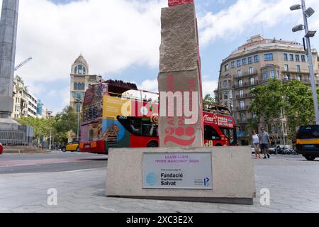 Barcellona ha una nuova scultura, situata all'estremità superiore del lussuoso Passeig de Gracia. L'opera dell'autore catalano Lle-, che risiede a New York, commemora il 200° anniversario della creazione del lungomare con una figura di cemento di 3 metri chiamata Pink Barcino. Barcelona tiene una nueva escultura, situada en la parte alta del lujoso Passeig de Grˆcia. La obra del autor catal‡n residente en Nueva York, LLU's Lle-, conmemora los 200 a-os de la creaci-n del paseo con una figura de cemento de 3 metros llamada Pink Barcino. Nella foto: Pink barcino News Politics - Barcellona, Spagna fr Foto Stock