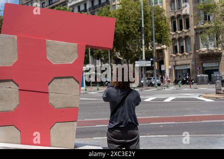 Barcellona ha una nuova scultura, situata all'estremità superiore del lussuoso Passeig de Gracia. L'opera dell'autore catalano Lle-, che risiede a New York, commemora il 200° anniversario della creazione del lungomare con una figura di cemento di 3 metri chiamata Pink Barcino. Barcelona tiene una nueva escultura, situada en la parte alta del lujoso Passeig de Grˆcia. La obra del autor catal‡n residente en Nueva York, LLU's Lle-, conmemora los 200 a-os de la creaci-n del paseo con una figura de cemento de 3 metros llamada Pink Barcino. Nella foto: Pink barcino News Politics - Barcellona, Spagna fr Foto Stock